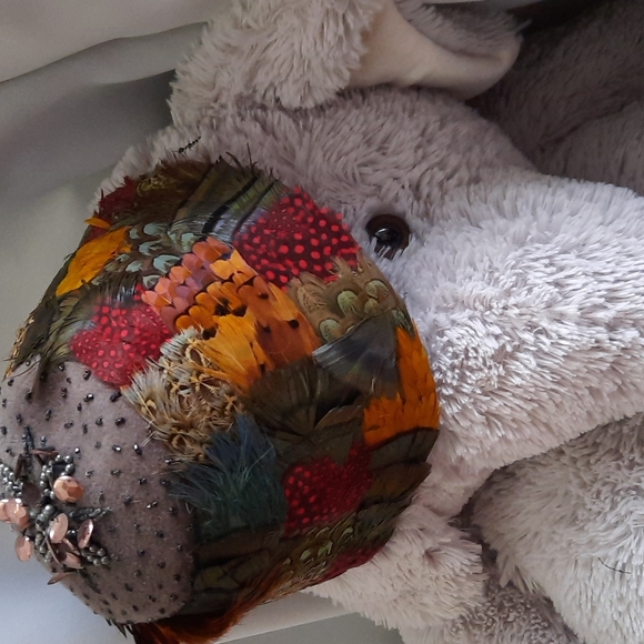 Vintage feathered hat - Picture 1 of 7